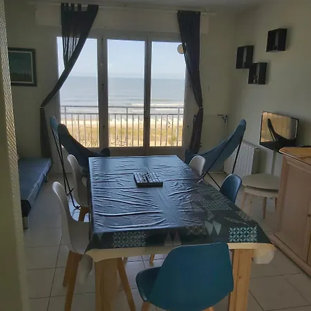 Les Flots Bleus Face A La *