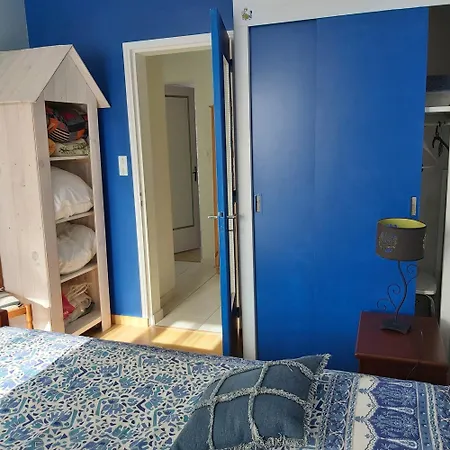 Les Flots Bleus Face A La