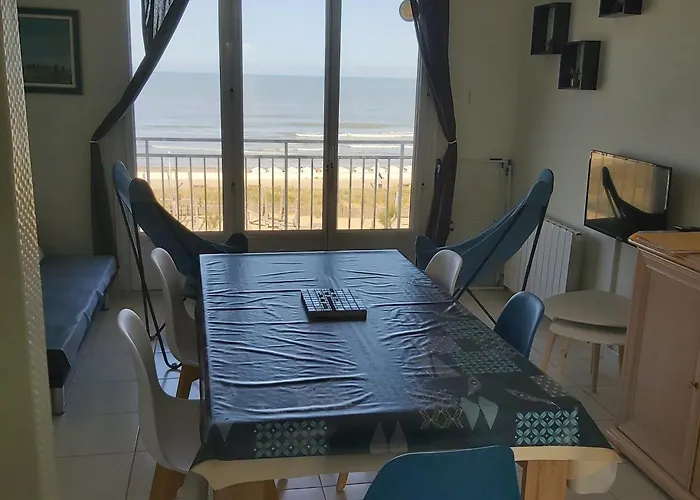 Les Flots Bleus Face A La *